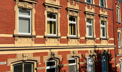 Helle 4-Zimmer-Altbauwohnung mit sonnigem Balkon und Blick ins Grüne nahe der Hofer Innenstadt