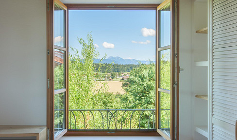 Chiemgau: Well-maintained semi-detached house on a hillside location with mountain views - Features include a split-level design and a south-facing orientation.