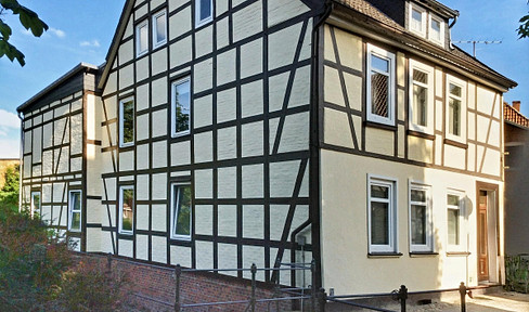 Half-timbered house with an inner courtyard, workshop, and garage – Old Town of Uelzen, no commission fees.