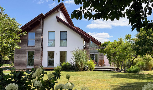Bright, architect-designed house | 224 m² | 7 rooms | Energy efficiency rating A+ | Solar panels & geothermal heating | No commission fees.