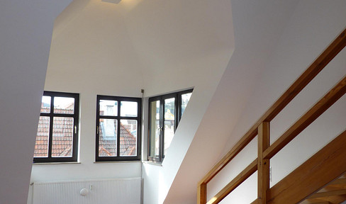 Wohlfühl 5-Zimmer-Dachatelier Wohnung mit Loggia und Einbauküche