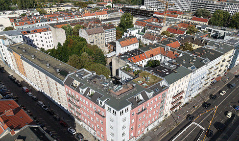 Spacious 3-room apartment / Spreelage district / with potential for renovation / Berlin-Friedrichshain / offered by a private owner.