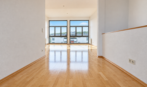 Spacious maisonette apartment with panoramic views – featuring a rooftop terrace and a loggia in the Camp King complex.
