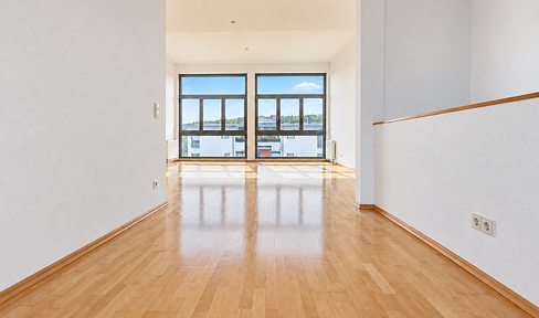 Spacious maisonette apartment with panoramic views – featuring a rooftop terrace and a loggia in the Camp King complex.