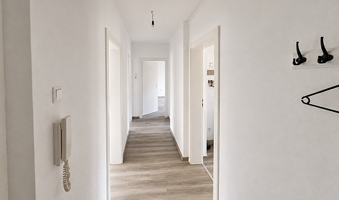 3 rooms, fitted kitchen, balcony, cellar – renovated on the ground floor | no commission fees.