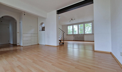 Spacious maisonette apartment with a wellness area, located in the heart of Opladen - no commission fees.