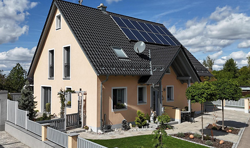 Außergewöhnliches Haus in ruhiger Lage am Waldrand. Unikat mit Pool, Whirlpool und Fernblick.