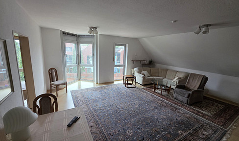 Bright 3-room attic apartment, 90 m², with balcony, elevator, and fitted kitchen – located in the center of Spelle, available from October.