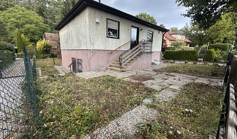 Hermsdorf: Detached single-family house on a 492 m² plot with development potential.