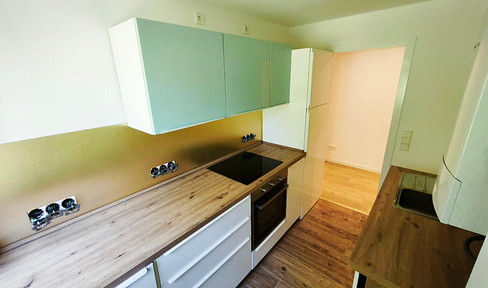 Newly renovated 3-room apartment with balcony and fitted kitchen.
