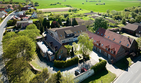 Einzigartige Kapitalanlage in Parsteinsee – imposanter Vierseitenhof mit 19 Wohneinheiten