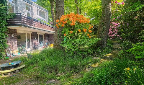 Spacious detached house in a prime location with a beautiful garden.