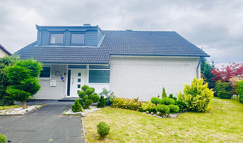 Modernized single-family house with 187 square meters of living space, 6 rooms, a garage, and a garden.