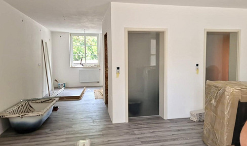 We're renovating for you! Available for the first time after renovation - a 5-room apartment with 140 m² in Chemnitz-Altchemnitz.