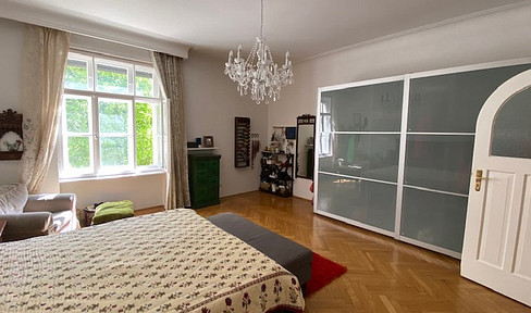 Apartment for sale near Prinzregentenplatz, a beautiful, well-maintained pre-war building, offering 4.5 rooms, including a living room, kitchen, dining area, and balcony! Located in the desirable Alt-Bogenhausen district.