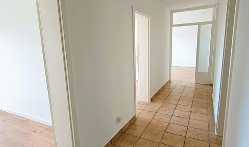 3-room apartment (95 square meters) with a balcony.