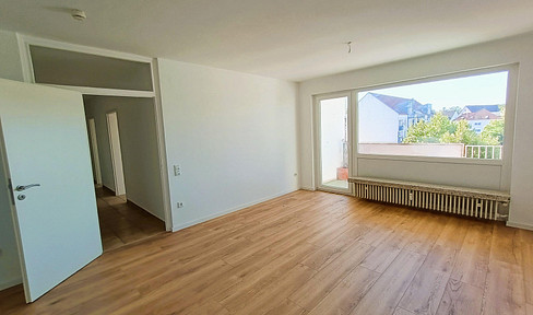 3-room apartment (95m²) with balcony - newly renovated.