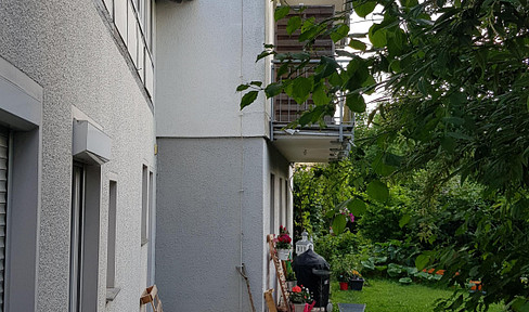 Spacious one-bedroom apartment with a separate kitchen and access to a shared garden.