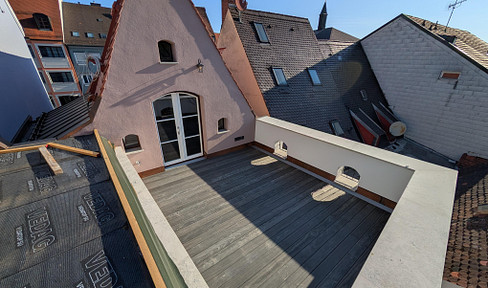 Stylish, modernly renovated: 4-room penthouse apartment in Freising with a rooftop terrace.