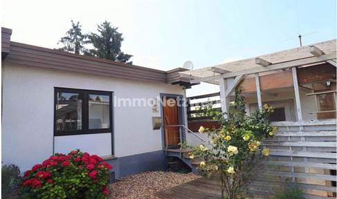 Bungalow with a flat roof and a mezzanine level.