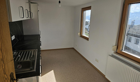 Renovierte 2-Zimmer-Wohnung mit neuer Küche und schöner Bergsicht
