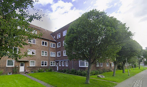Renovated 2-room apartment in a historic building, centrally located, including a parking space | Sea view.