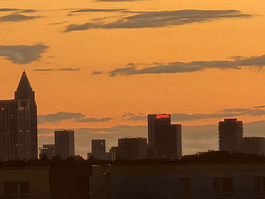 3-room apartment in Maintal Bischofsheim: Balcony with city skyline view, fitted kitchen, and garage.