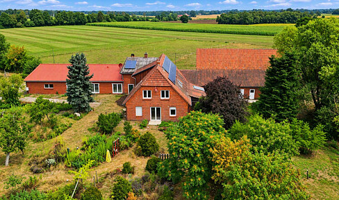 Smallholding with 378 square meters of living space, 670 square meters of usable space, and 2 residential units.