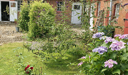 Simply HYGGE – a historic thatched-roof farmhouse with plenty of space for your ideas.