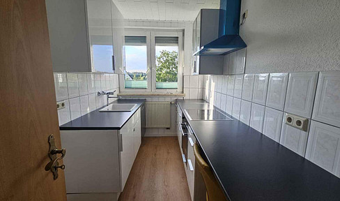 Renovated 3-room apartment with fitted kitchen and fireplace – eligible for housing allowance, available immediately.