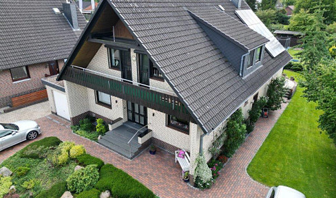 Exclusives Wohnhaus mit Garage und drei Stellplätzen