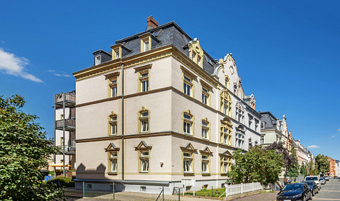 No real estate agent fees, perfect for owner-occupiers: Fantastic 4.5-room attic apartment with a terrace.