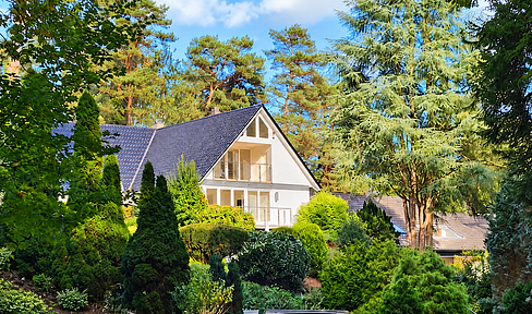Large, sunny penthouse apartment - Located in a quiet, upscale residential area - Features a south-facing balcony - Approximately 20 minutes to the main train station.