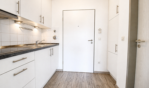 Investment opportunity in the city center of Paderborn – 1-bedroom apartment with terrace, kitchen, and parking space.