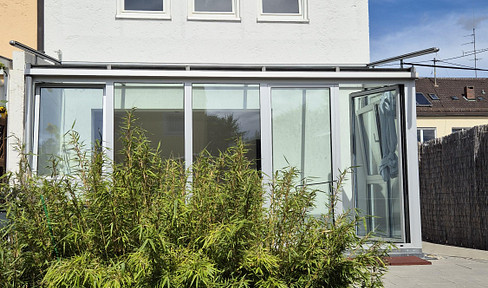 Charming, renovated terraced house with a corner plot, located in a quiet area on the outskirts of the city.
