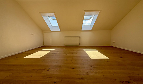Completely renovated 3-room apartment with a balcony, genuine hardwood parquet flooring, and a parking space.