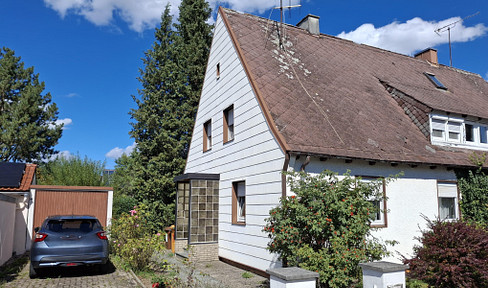 Semi-detached house in a prime location.