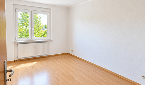 Top 3-room apartment with a large balcony and fitted kitchen, located in Elterlein.