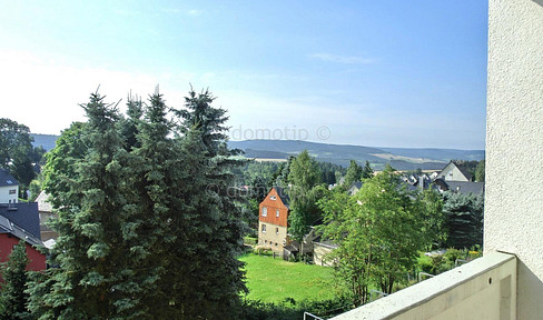 Elterlein: Bright 3-room apartment with a large balcony and fitted kitchen.