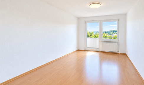 Elterlein: Bright 3-room apartment with a large balcony and fitted kitchen.