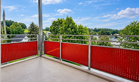 Beautifully renovated 3-room apartment with a large balcony and stunning views, located in Thum.