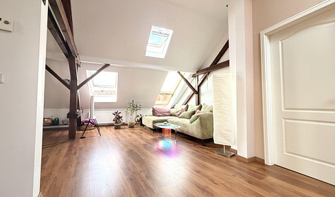 Einzigartiges Dachgeschoss +++ PROVISIONSFREI +++ 4 Zimmer, offene Balken & viel Tageslicht + Garage