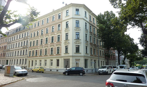 133 qm, großzügige Gewerbeeinheit als Laden/Bürofläche oder Wohnungsoption in saniertem MFH