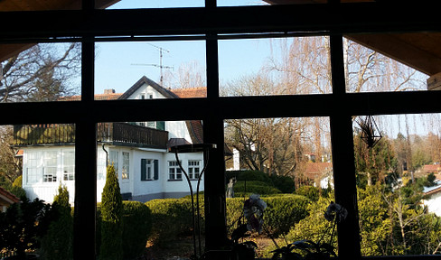Quiet 2-room apartment with high-quality furnishings and a share of the garden.