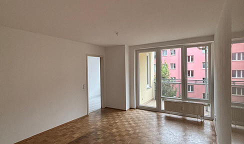 Bright, spacious 3-room apartment with a balcony, located in a prime Berlin location, and free from any service charges.
