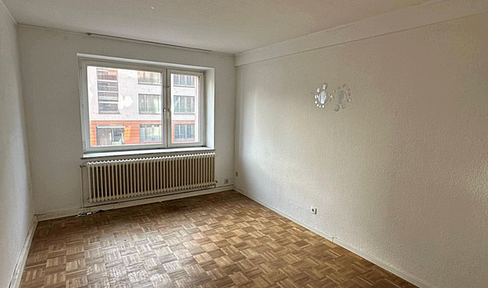 Apartment with 3.5 rooms, located directly next to the Rheinturm tower in Düsseldorf.