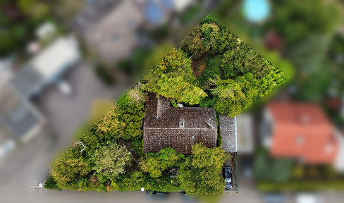 Dream property with 840 m² – House with potential for individual design.