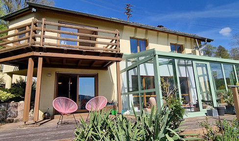 Bright, architect-designed house with panoramic views and a beautiful garden in Heiligkreuzsteinach.