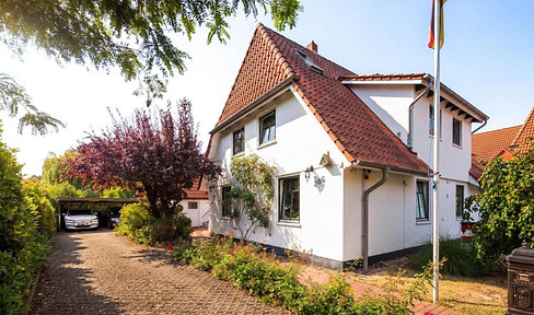 Family home with sauna, office space, cold storage room, barbecue hut, photovoltaic system, and large garden, located in Horn-Lehe.