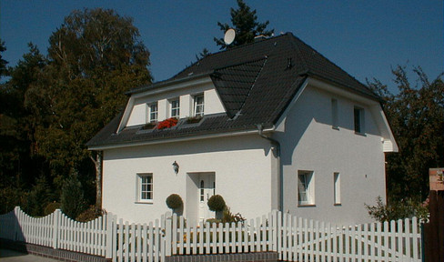 For rent: A detached family home in a green, peaceful area, ideal for a family, including a garage. (Private owner).